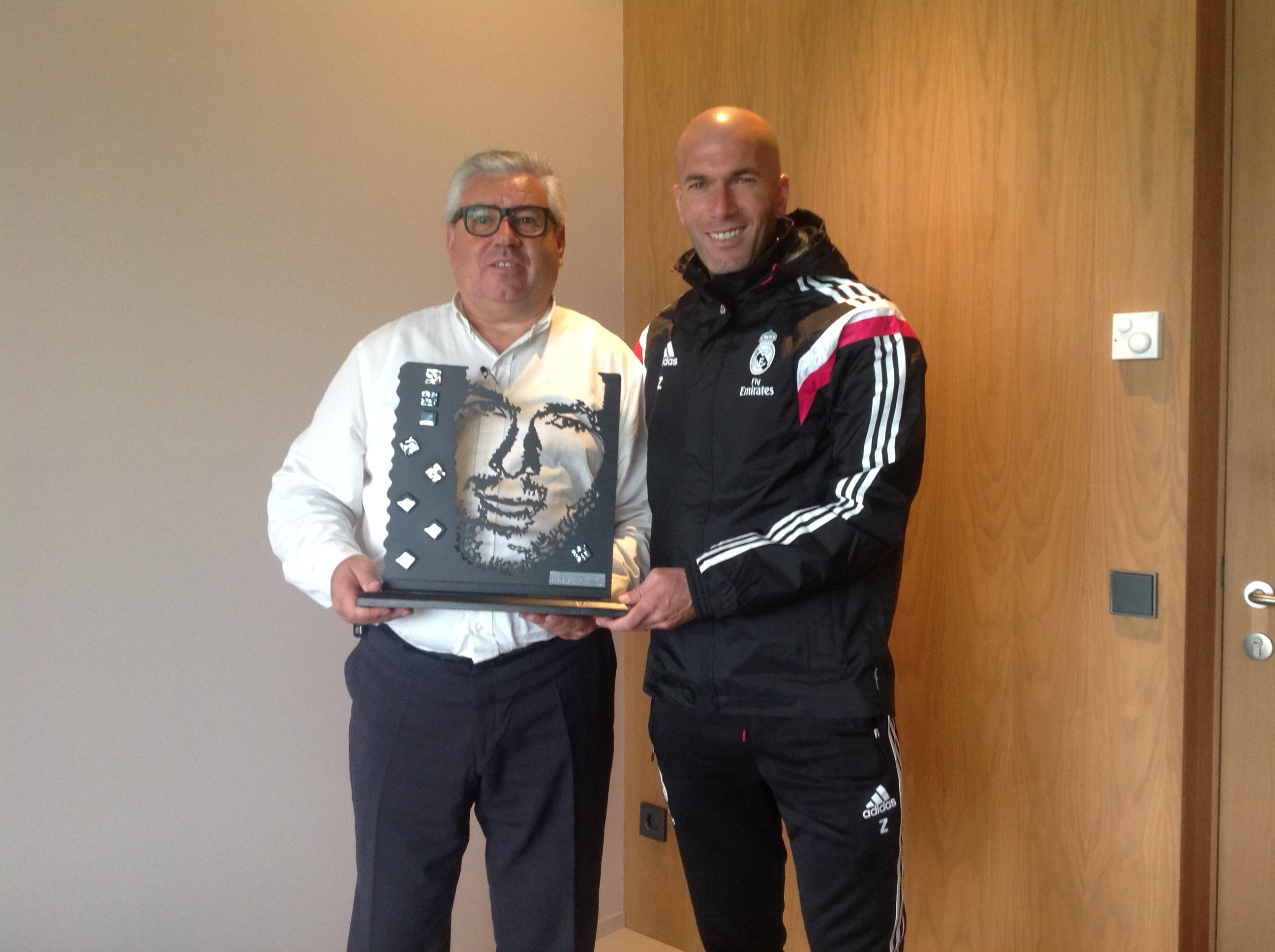 François Aviles presenting a work to Zidane